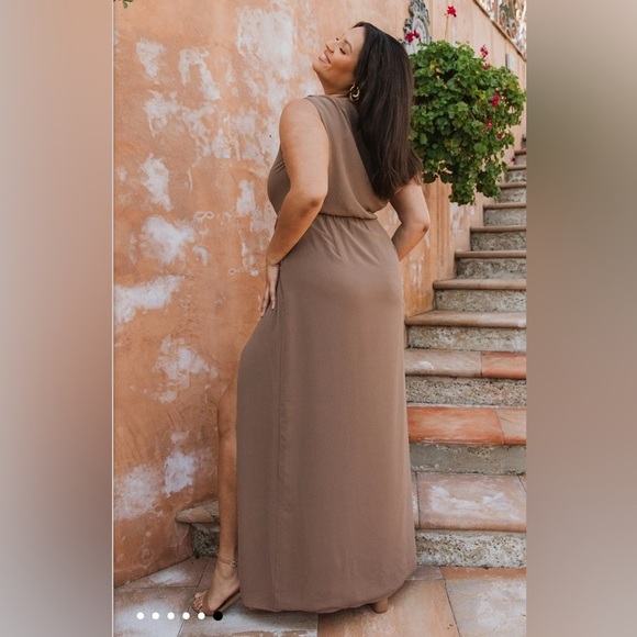 Show me Your Mumu Jodie Dress in Dune Chiffon - Picture 3 of 10